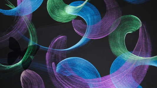 Pinceladas con colores de interferencia Lascaux Crystal sobre fondo oscuro