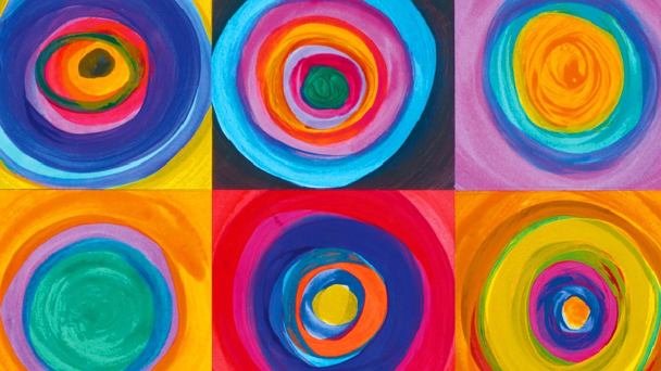 Círculos concéntricos de colores intensos pintados con Lascaux Decora