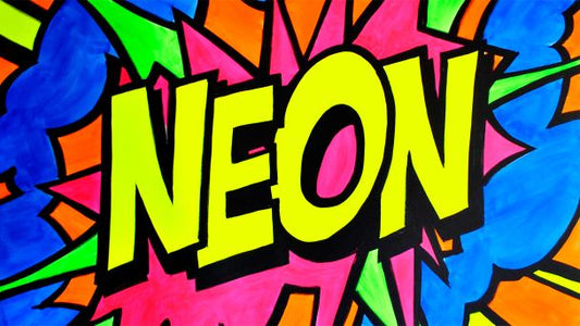 Rótulo NEON pintado con acrílicos fluorescentes Lascaux Neon sobre fondo de colores