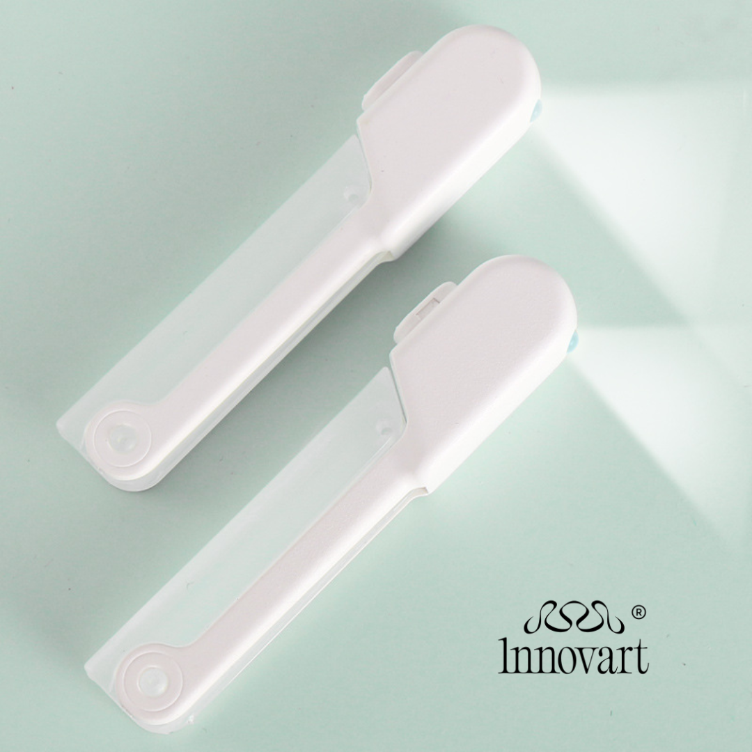 Pince de Précision Courbée avec Lumière LED – Conservation Papier et Parchemin