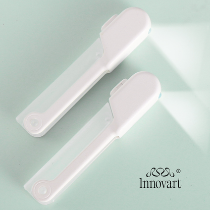 Pince de Précision Courbée avec Lumière LED – Conservation Papier et Parchemin