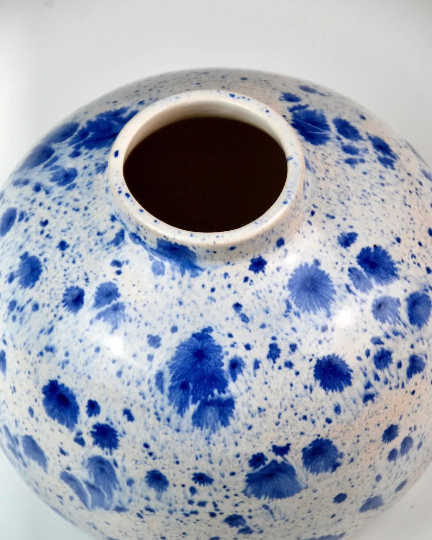 Gerro Supernova — jarrón de porcelana con esmalte cristalizado azul, Marina i el Fang