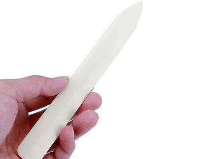 Plegadera de plastico grande en mano