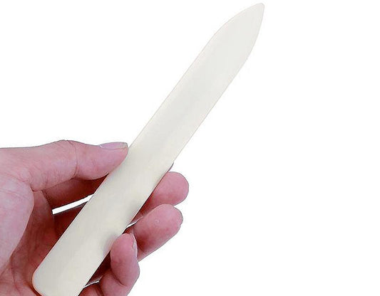 Plegadera de plastico grande en mano